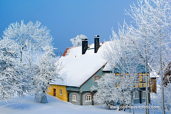 Winterbild von Peter Hennig PIXELWERKSTATT Umgebindehaus im Oybiner Ortsteil Hain